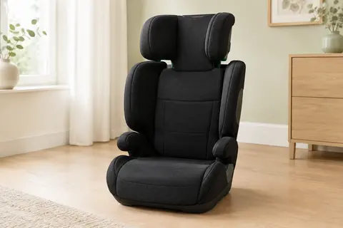 Siège auto Kinderkraft noir avec appui-tête réglable et housse respirante, présenté seul dans un intérieur clair.