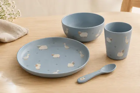 Set de vaisselle enfant bleu avec assiette, bol, gobelet et cuillère illustrés d’animaux de la ferme
