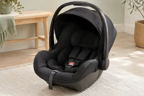 Siège-auto bébé Maxi-Cosi Pebble 360 noir, présenté seul dans un intérieur lumineux