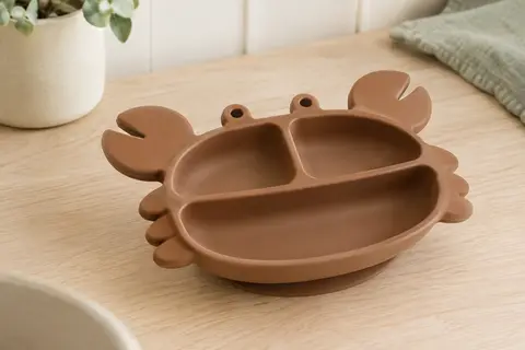 Assiette ventouse Vicloon en silicone brun, en forme de crabe avec trois compartiments.